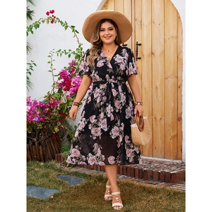Détail de robe fleurie col en V avec manches à volants et ceinture à nouer à la taille