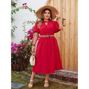Dettaglio dell'abito lungo in chiffon rosso con maniche a balze e cintura intrecciata