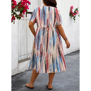 Robe décontractée à rayures pour femmes, coupe ample avec poches, vue de dos en extérieur