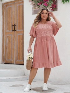 Détail de robe bohème rose avec dentelle crochetée au buste et finitions à franges