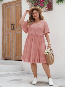 Détails de la robe bohème grande taille rose avec crochet en dentelle et franges à franges