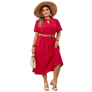 Abito rosso in chiffon a maniche corte con orlo a balze e cintura su sfondo bianco