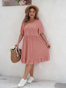 Détail de robe grande taille rose corail avec dentelle florale et franges chic