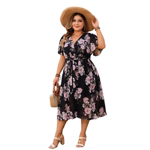 Robe longue fleurie d'été à col en V avec manches volantées et taille haute noir rose