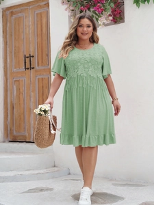 Détails de dentelle florale au crochet et franges sur la robe bohème vert clair