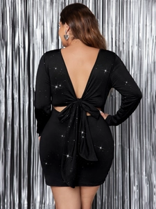 Detail eines funkelnden schwarzen Bodycon-Kleids mit großer Schleife am Rückenausschnitt