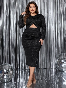 Détail de la découpe à la taille et paillettes argentées sur robe midi noire chic