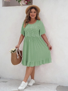 Détail de la robe vert clair avec broderie crochet bohème et ornements à franges