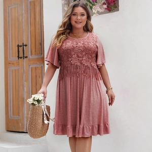 Robe bohème grande taille avec pompons et détails au crochet en vieux rose