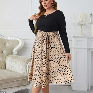 Robe grande taille à manches longues noires et jupe évasée à imprimé léopard chic