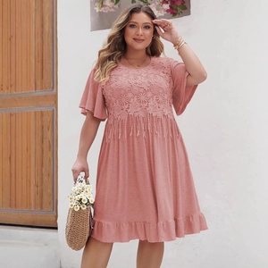 Robe bohème grande taille rose poudré avec dentelle florale et détails de franges