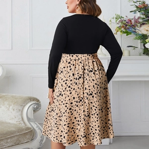 Robe grande taille à manches longues avec haut noir et jupe à imprimé patchwork pois