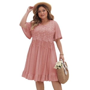 Robe bohème grande taille rose avec dentelle creuse, franges et volants élégants