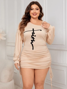 Dettaglio della coulisse arricciata sull'abito beige a maniche lunghe con stampa faith