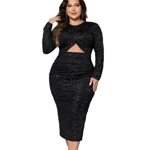 Robe noire à manches longues avec découpe, motif étoilé scintillant et détails froncés