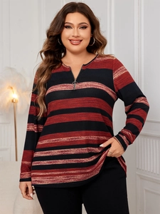 Détail du col en V zippé sur ce chemisier à rayures grande taille pour femmes