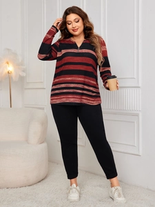 Détail d'une tunique rayée à col en V grande taille avec pantalon ajusté noir assorti
