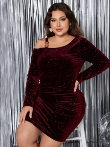 Detailaufnahme von Samtkleid mit Pailletten, Off-Shoulder-Design und Goldkette