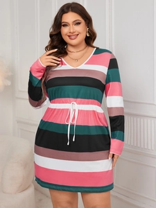 Détail d'une robe grande taille à manches longues, rayures colorées et cordon de serrage