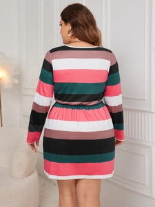 Vue de dos d'une robe grande taille à manches longues avec rayures colorées et taille élastique
