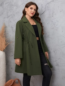 Dettaglio di una giacca lunga verde oliva scuro con coulisse e risvolto elegante