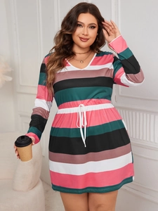 Détail du col en V et des rayures colorées sur cette robe décontractée à manches