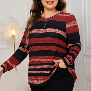Haut grande taille pour femmes à rayures horizontales rouges et noires avec col zippé à anneau