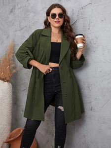 Dettaglio del trench midi verde militare con revers e coulisse regolabile in vita per donna