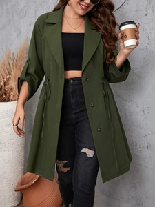 Dettaglio del trench midi verde militare con coulisse in vita e colletto a revers