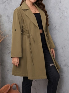 Dettaglio del trench color kaki con coulisse regolabile in vita e colletto a revers