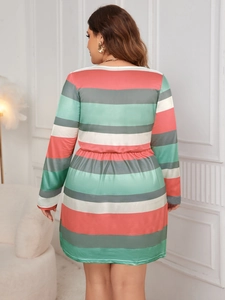 Vue détaillée de la robe rayée grande taille avec taille élastique et tissu en maille