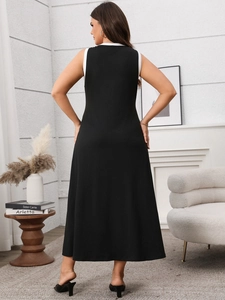 Détail de robe noire sans manches à coupe en A avec liseré blanc vue de dos sur mannequin