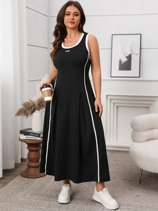 Détails de la robe noire sans manches avec passepoil blanc et imprimé California