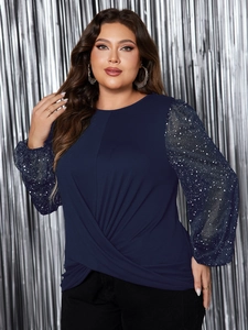 Dettaglio della camicetta blu navy taglie forti con maniche a sbuffo in mesh glitterato