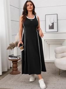 Détail de la robe longue noire avec liseré blanc contrasté et imprimé texte California