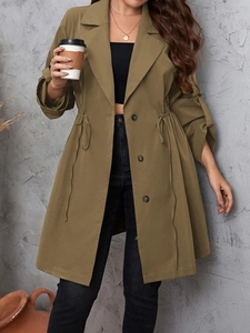 Dettaglio di un blazer lungo kaki con coulisse regolabile in vita e colletto a revers