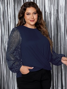 Dettaglio top taglie forti blu scuro con maniche in mesh trasparente e paillettes argento