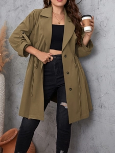 Dettaglio del trench midi verde militare con collo a revers e coulisse regolabile in vita
