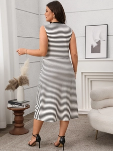 Detail eines eleganten schwarz-weiß gestreiften Midikleides mit hoher Taille und Rundhals