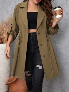 Dettaglio del trench midi verde militare con coulisse in vita e colletto a revers
