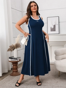 Détail de robe bleu marine sans manches avec liserés blancs et broderie California