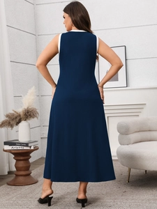 Vue arrière de la robe longue bleu marine élégante avec bordure blanche contrastée chic