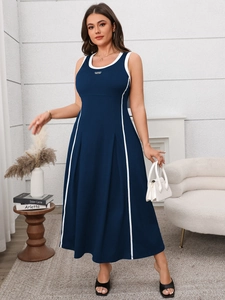 Détails de la robe sans manches bleu marine avec bordure blanche et graphique design