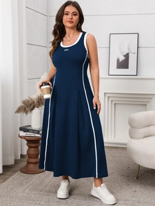 Détails de la robe longue bleu marine avec passepoil blanc et coupe élégante en A