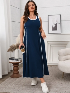 Détail d'une robe longue sans manches bleu marine avec rayures blanches et coupe en A