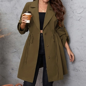 Trench lungo verde oliva con revers e coulisse in vita da donna elegante