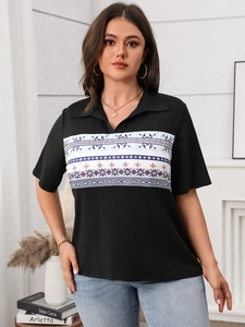 Detailaufnahme von Damen Polo-Shirt in Schwarz mit Ethno-Print und kleinem Reverskragen