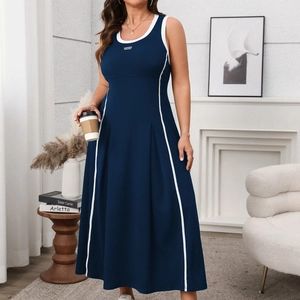 Robe longue trapèze bleu marine élégante avec bordures contrastées et imprimé California