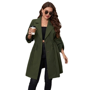 Trench medio lungo verde oliva con coulisse in vita, colletto a revers e bottone singolo