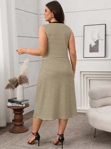 Details des eleganten, schwarz-gelb gestreiften ärmellosen Midikleids in schmaler Form